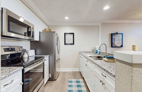 Harbor Springs Condo | Beautiful 2B/2B Harbor Springs Condo Just 6 Mi to Lake Michigan!