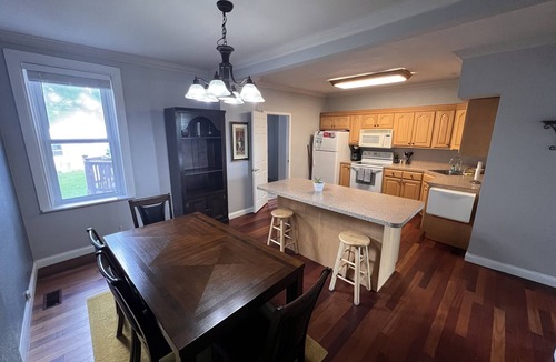 Southwest Garden House | Beautiful 4 bedroom Home by the Hill - Privacy Fenced Backyard and Fast Internet