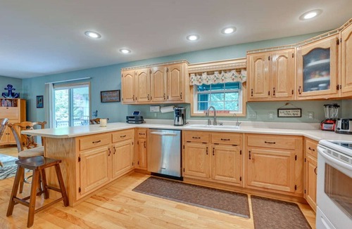 Byrdstown Cabin | Beautiful 4 BR Retreat 3 miles from Eagle Cove and Star Point Marinas on DHL