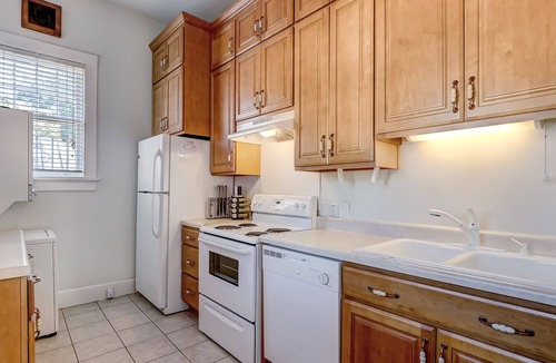 Thomas Square House | Beautiful 7 Bedroom Home for 20 Heated Pool Access