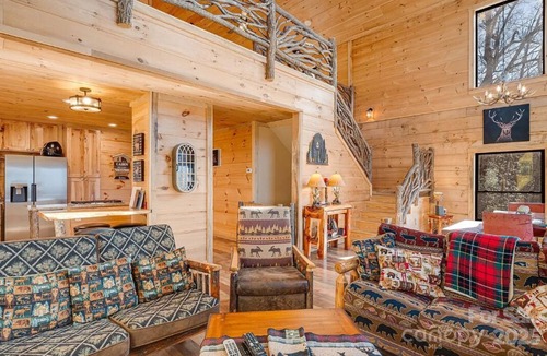 Bryson City Cabin | Beautiful and relaxing mountain log cabin with stunning views