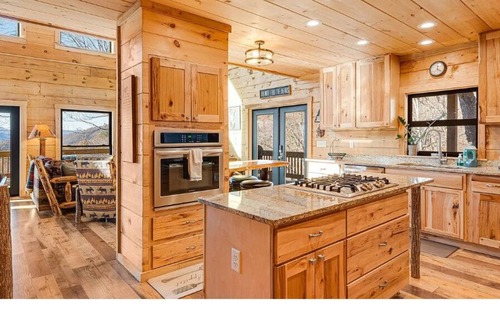 Bryson City Cabin | Beautiful and relaxing mountain log cabin with stunning views