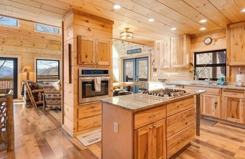 Bryson City Cabin | Beautiful and relaxing mountain log cabin with stunning views