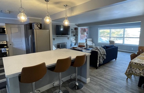 Upper Peninsula Michigan House | Beautiful Beach House on Lake Superior 15 min to downtown Marquette
