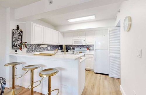 Winkler Condo | Beautiful bright condo with a balcony & W/D - pool, gym, and game room access