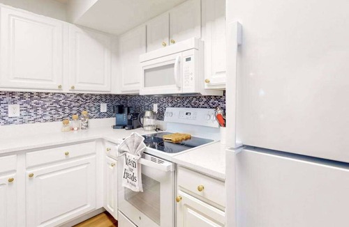 Winkler Condo | Beautiful bright condo with a balcony & W/D - pool, gym, and game room access