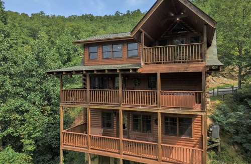 Sevierville Cabin | Beautiful Cabin! Hot Tub, Pool Table, Arcade Game! Free Pool, Putt Putt, Fishing