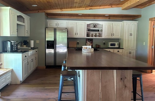 Russell Springs Cabin | Beautiful cabin nestled in the woods surrounded by water
