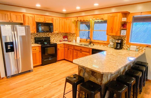 Piney Creek Cabin | Beautiful Cabin with Private Pond & Dock 5Bed/3.5Baths Sleeps 14 Oct. Dates OPEN