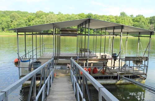 Flippin Cabin | Beautiful cedar cabin right on the Whiteriver