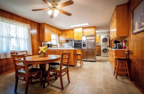 Middle Valley House | Beautiful home Hot Tub* Mins To museums*zoo*N/park
