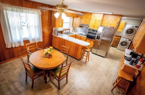 Middle Valley House | Beautiful home Hot Tub* Mins To museums*zoo*N/park