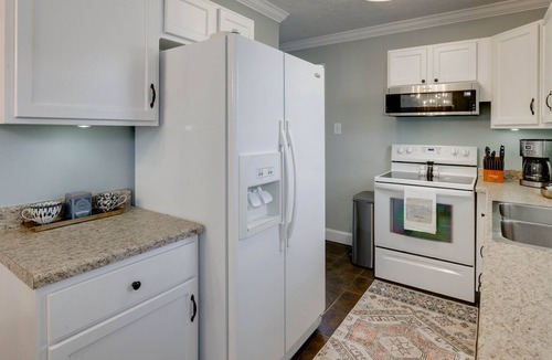 Owensboro Cottage | Beautiful Home in Owensboro. Self checkin-Great location-Screened porch