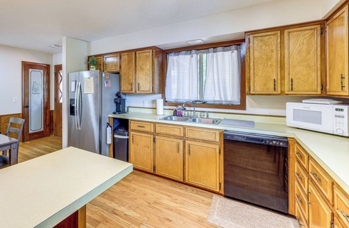 Jacksons' Gap Cabin | Beautiful Lakefront Home with Plenty of Space!