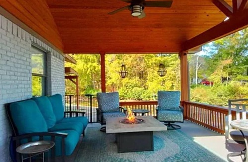 Piney House | Beautiful lakefront home new to market