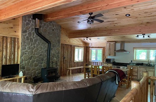 Iron River House | Beautiful log cabin on the Pendleton Creek!