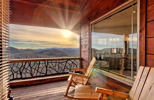Clayton Cabin | Beautiful, Luxury Cabin with Out-Door Hot Tub near Lake Burton in Northern Georgia