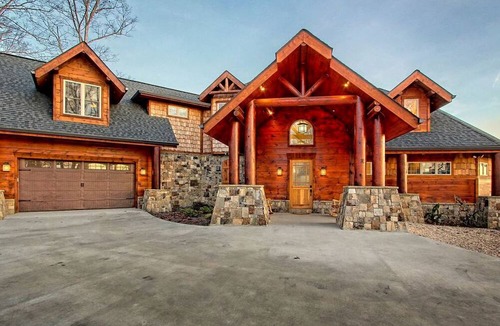 Clayton Cabin | Beautiful, Luxury Cabin with Out-Door Hot Tub near Lake Burton in Northern Georgia