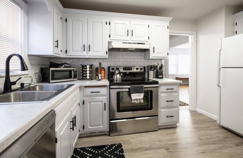 Ottawa House | Beautiful Modern Home near Toledo Hospital & UT