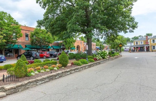 Glendale Apartment | Beautiful Suite 6, Cozy and antique gem - Queen bed- Sleeps 4