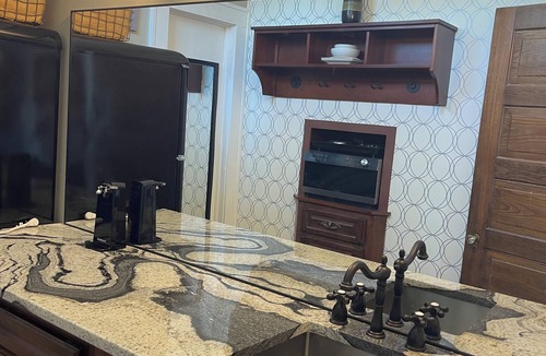 Dallas Apartment | Beautiful suite with private entrance in charming safe area