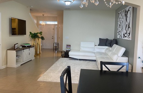 OakLeaf Plantation House | Beautiful Two Bedroom Townhome with free parking & wifi