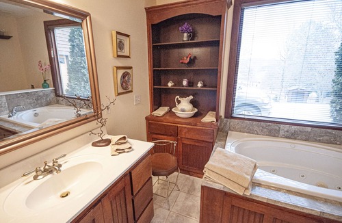 Young Harris Cabin | Beautiful Upscale 5 Bedroom Vacation Rental with Mountain Views Game Room