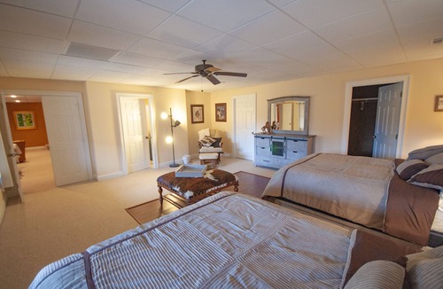 Young Harris Cabin | Beautiful Upscale 5 Bedroom Vacation Rental with Mountain Views Game Room