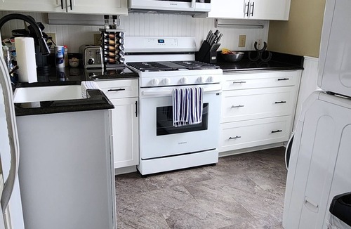 Midway Apartment | Beautiful upstairs apartment located in historic downtown Midwayn