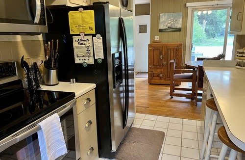 Union Pier House | Beautiful woodsy setting a 10 minute walk to the beach!