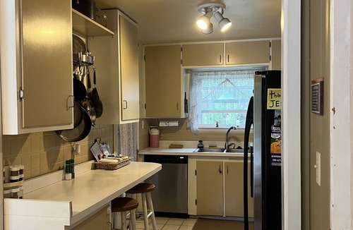 Union Pier House | Beautiful woodsy setting a 10 minute walk to the beach!