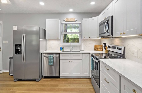 Black Mountain Cottage | Beautifully Renovated Cottage/Pet-Friendly/Walk to Downtown Black Mountain