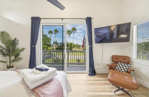 Bayshore Gardens House | Beautifully Renovated 5 Bed 3 Bath Mid Century Home