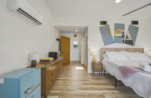 Bayshore Gardens House | Beautifully Renovated 5 Bed 3 Bath Mid Century Home