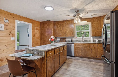 Sevierville Cottage | Beautifully Updated*Easy Roads*Great Car Show Property