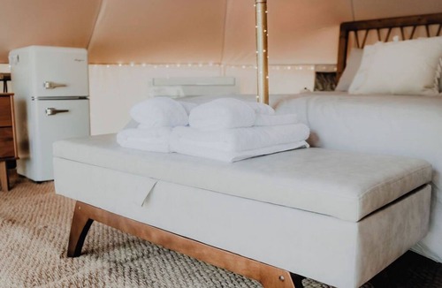 Rogers Cottage | Beaver Lake Glamping Tent Getaway – Queen Bed, Nespresso & AC