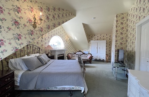 Niagara Falls Bed & Breakfast | Bedham Hall Bed & Breakfast