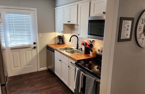 Jefferson City Apartment | Bedroom TVs. 5 Min to Cherokee Lake & C-N Univ