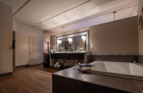 Perrysburg Apartment | Belamere Suites - The Grand Royal Swimming Pool Suite In Ohio