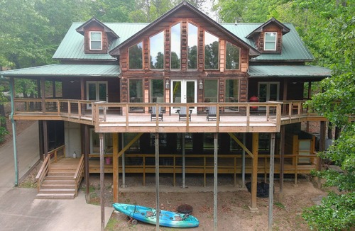 Tumbling Shoals House | Belmont Acres | Lakefront w/Heated Outdoor Shower | Sleeps 12