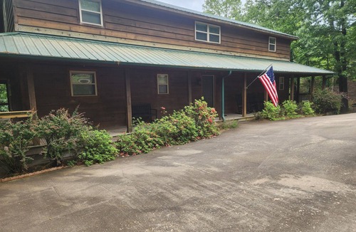 Tumbling Shoals House | Belmont Acres | Lakefront w/Heated Outdoor Shower | Sleeps 12