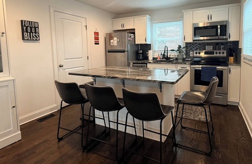 Belmont House | Belmont Bliss Walkable Downtown + Cozy Comfort Family-friendly Sparkling Clean