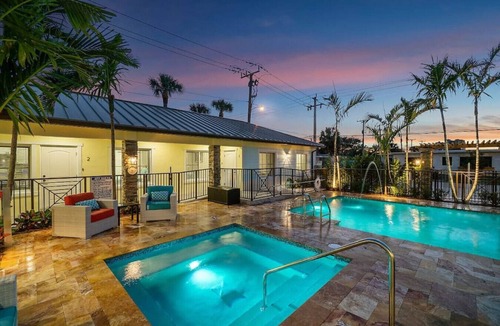 Singer Island Apartment | Bermuda Bungalows #3 🌴🏄‍♀️Quick Walk to Public Beach 🏊🩴Pool/Spa On-Site 🏖️🌅Downtown Singer Island 🌊😎Walk to Restuarants, Bars, Shops 🐬🌞Free On-Site Parking!
