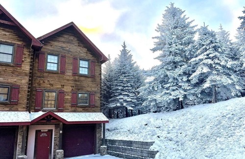 Edray House | BEST 6br Ski-In+Out w. Hot Tub->Gear rm, PS-5, Fun+Lux
