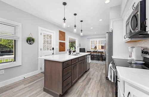 Perrysburg House | Best Location, Renovated, Walk Uptown! - 3br/3ba