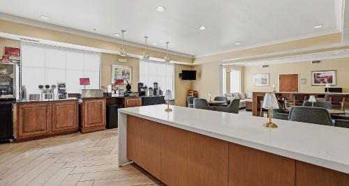 Kenwood Hotel | Best Western PLUS Hannaford Inn & Suites