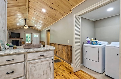 Rabun Gap House | Betty's Creek 3/2 Valley Cabin w/Mtn. View & Creek