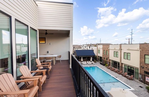 Historic Edgefield House | Big Group Stays I 2 Units | 8 Kings + 8 Baths