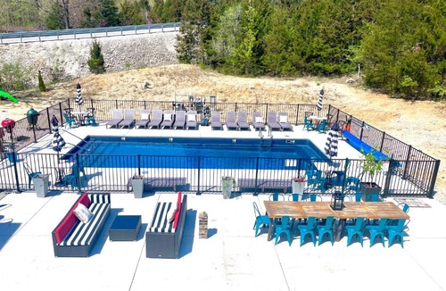 Pacific Hotel | Bigfoot Monster Truck suite for 5 near St Louis