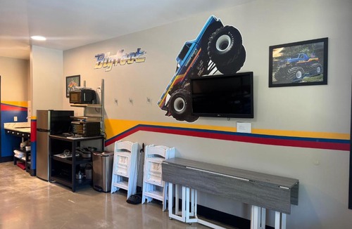Pacific Hotel | Bigfoot Monster Truck suite for 5 near St Louis